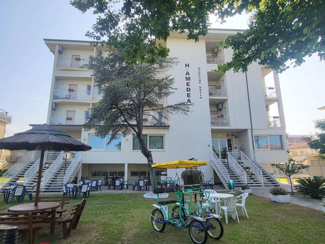 Hotel Amedea แชร์เวีย ภายนอก รูปภาพ